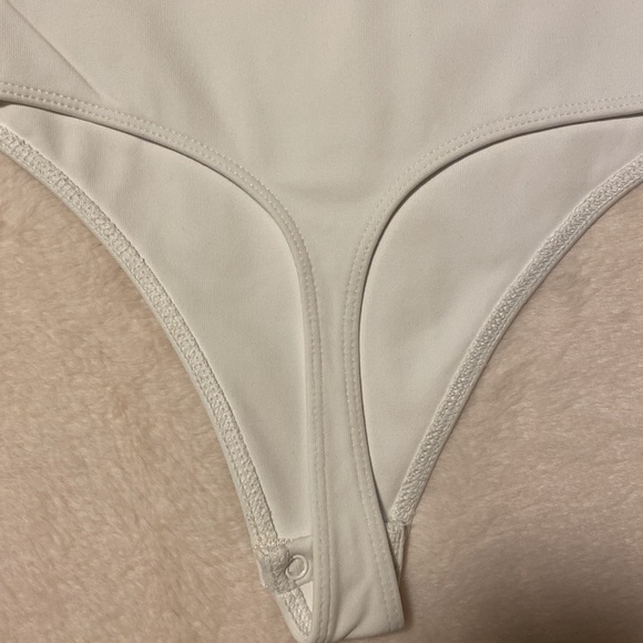 212. NWT Aritzia Body Contour white tank body suits in xs high neck - Picture 7 of 11